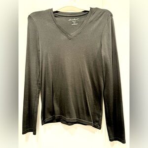 Eddie Bauer women’s long sleeve V neck top. Size Small. Like new. Worn 1x. 🖤